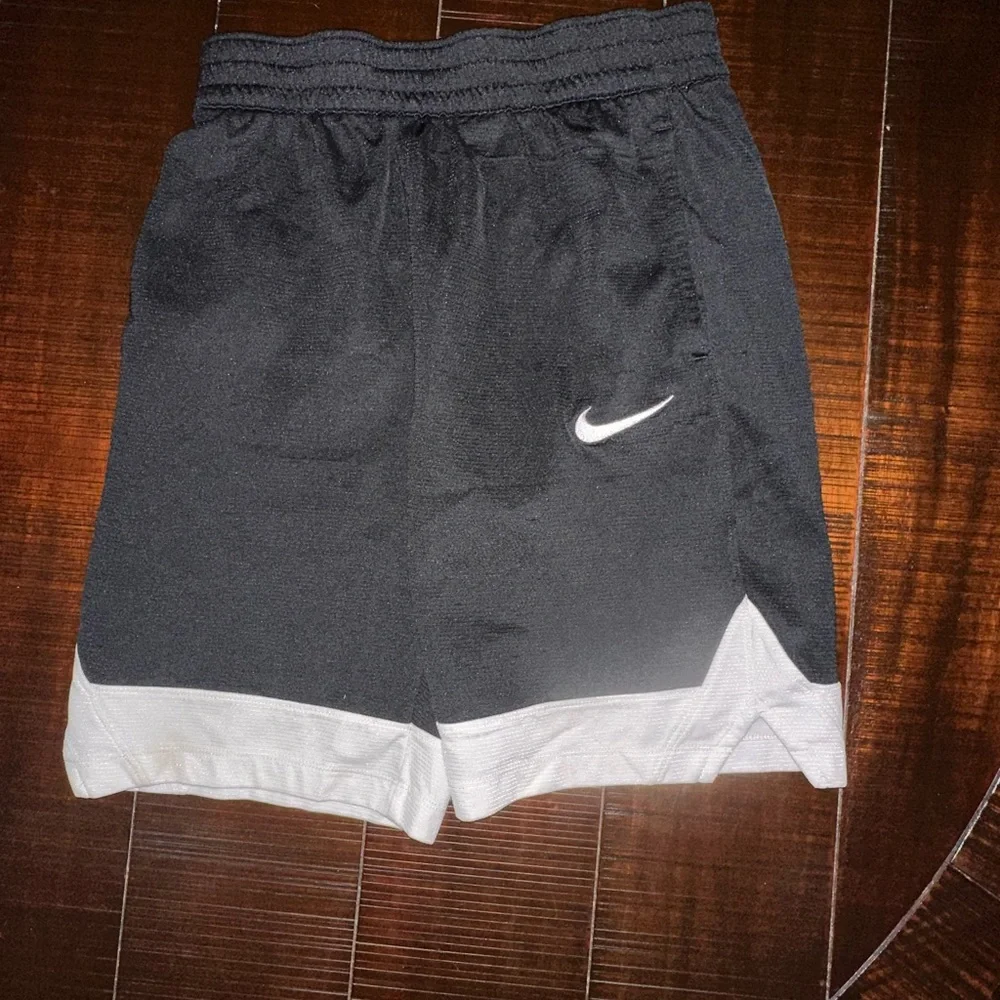 Nike Shorts - Picture 1 of 2